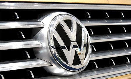 VW logo Volkswagen interrumpe la producción en fábricas de Alemania